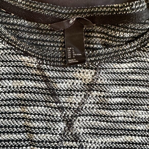 H&M Women’s L Striped Knit Sweater 3/4 Sleeve Black White Casual Top-A302 - Picture 2 of 6
